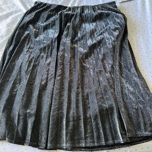 (NWT) pleated black glittery skirt